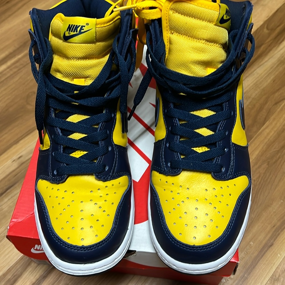 Michigan color way! Dunk Hi